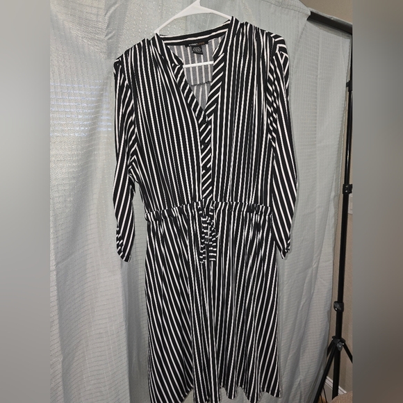 Dress - Picture 1 of 3